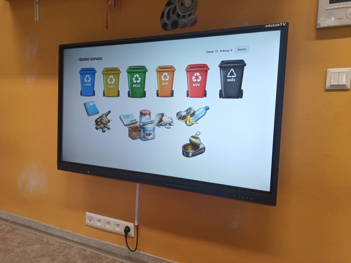 Instalace dotykového monitoru 55" ve školce v Praze