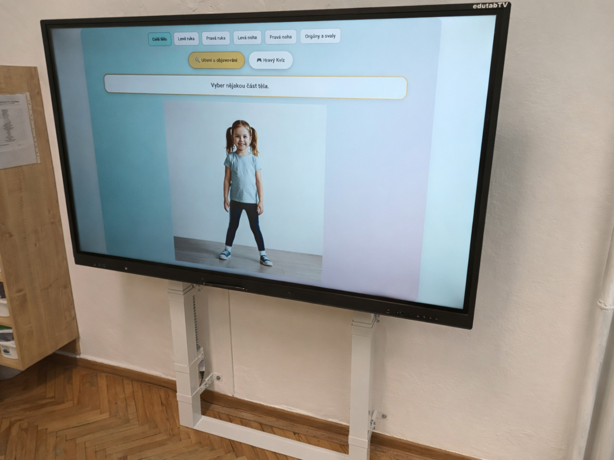 Dotykové monitory 65" s motorickým pojezdem, ke zdi