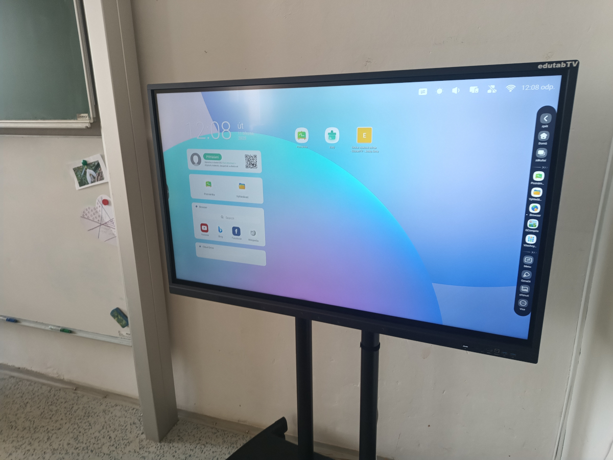 Reference dotzkový monitor ve škole v Poličce