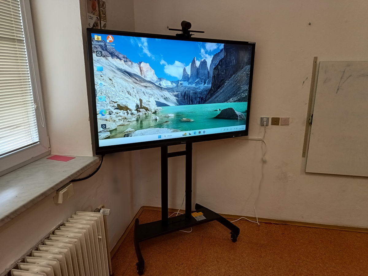 Ukázka instalace dotykových monitorů v Poličce