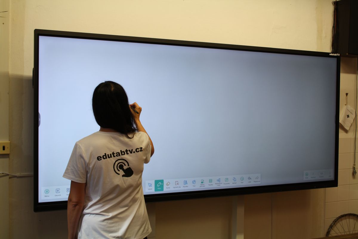 Dotykový panoramatický monitor 105"