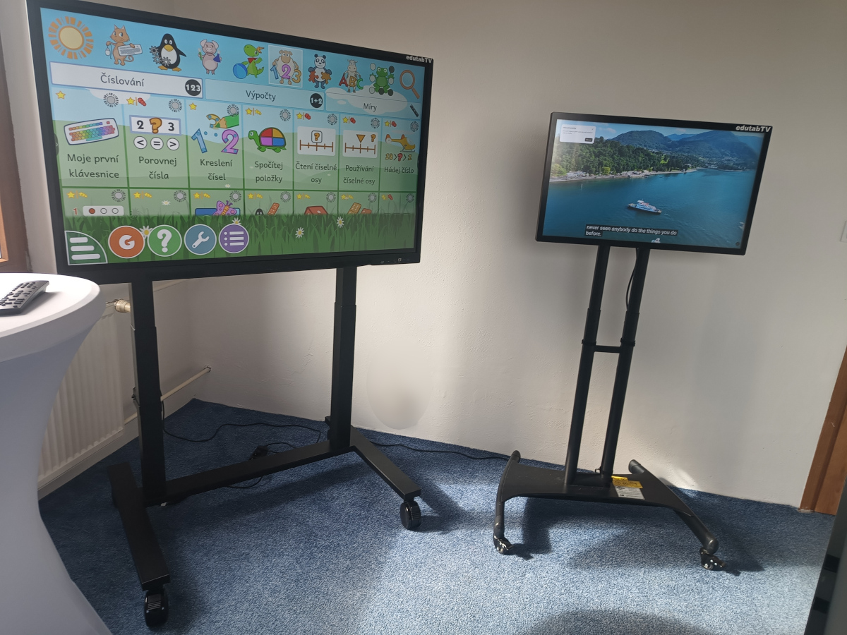 Showroom dotykový monitor s pojezdem