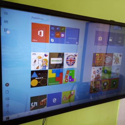 Dotykova Televize Na Ze Pevna Instalace S Drzakem Upevnnym Do Zdi 20190822 1770011397