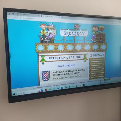 Dotykovy Monitor S Pohyblivym Mechanizmem Nastaveni Vysky 00