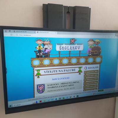 Dotykovy Monitor S Pohyblivym Mechanizmem Nastaveni Vysky 0
