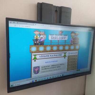 Dotykovy Monitor S Pohyblivym Mechanizmem Nastaveni Vysky 2