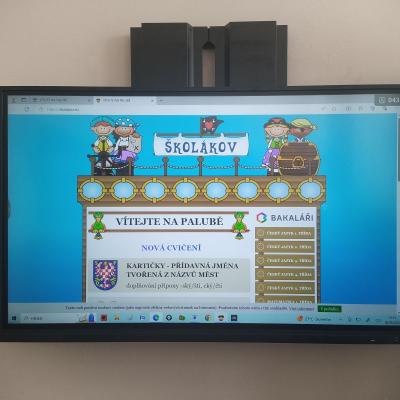 Dotykovy Monitor S Pohyblivym Mechanizmem Nastaveni Vysky 3