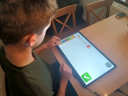 dotykovy-monitor-24-palcu-ukaz-vyuziti