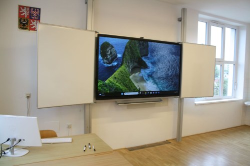 dotykovy-monitor-s-pylony-86-palcu-11