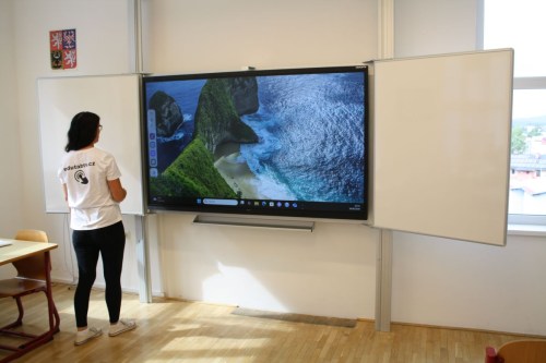 dotykovy-monitor-s-pylony-86-palcu-1